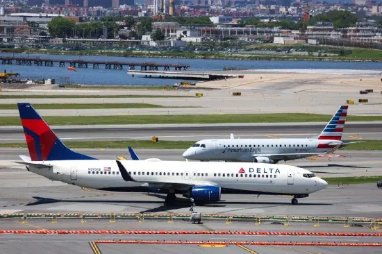 美国航空股集体下挫 杰富瑞下调三大航司评级